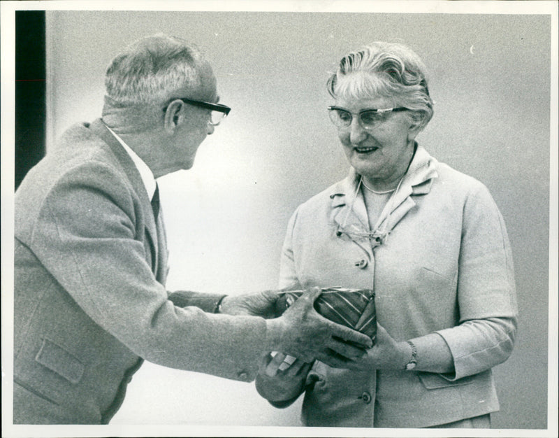 A marquise present - Vintage Photograph