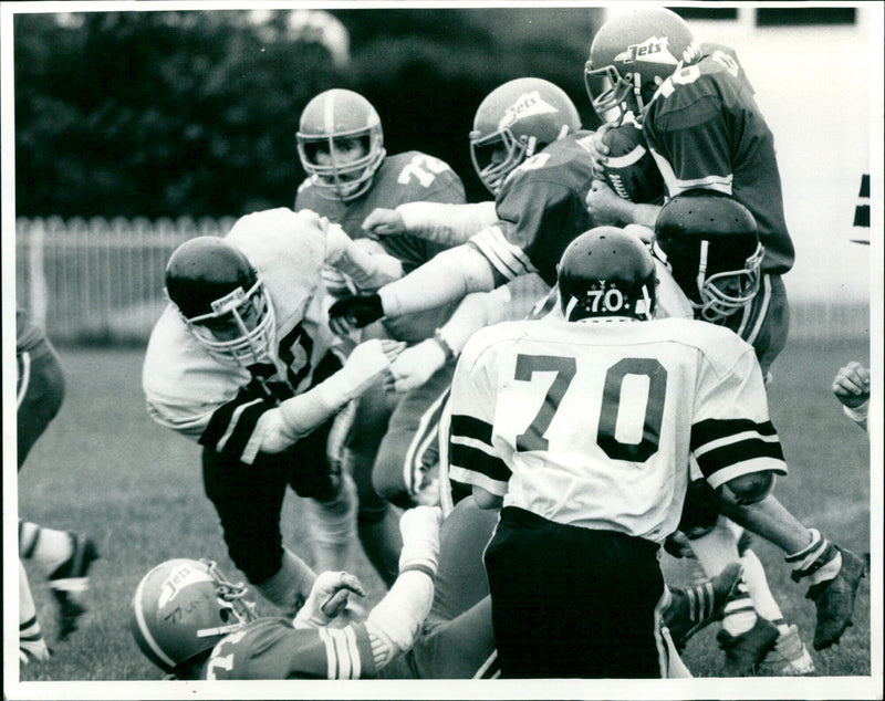 Oxford Bulldogs' Greg Fontaine stops Heathrow Jets' running back Plumpton during the Bulldogs' 26-6 victory in the American Football League (UK). - Vintage Photograph
