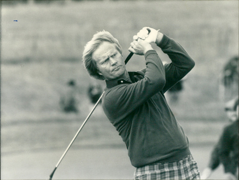 Jack Nicklaus at the 1985 British Open at St. Andrews. - Vintage Photograph