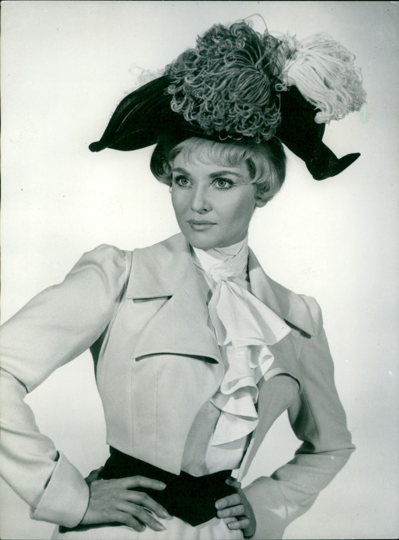 Diane Cilento - Vintage Photograph