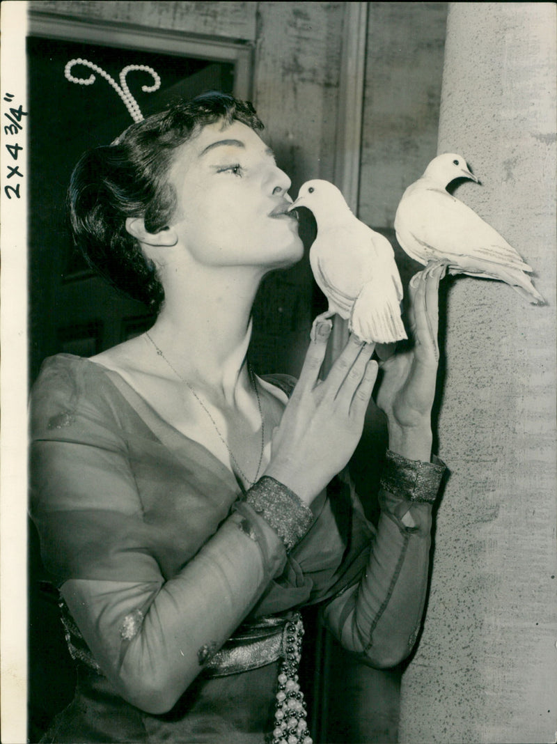 Diane Cilento - Vintage Photograph