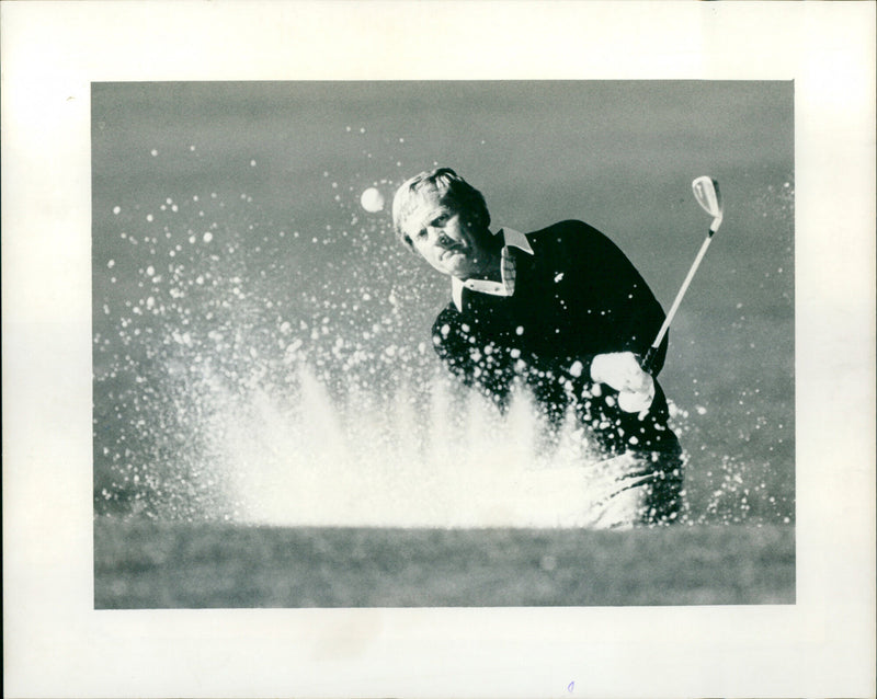 Jack Nicklaus blasts his way out of a bunker during the 1986 US Masters. - Vintage Photograph