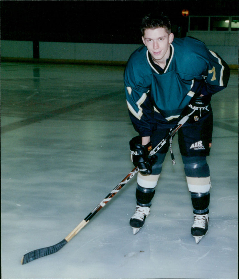 Ice hockey player Darren Elliott of Air Ceaston N Coe competes in a match. - Vintage Photograph