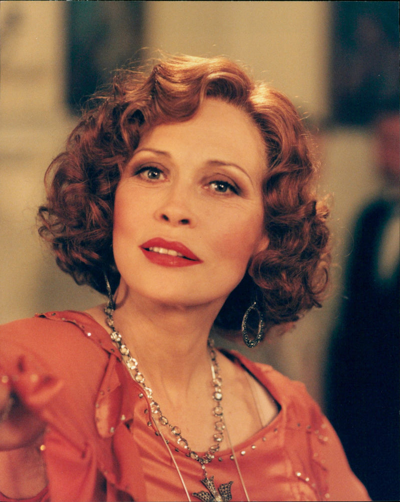 Hollywood film actress Faye Dunaway stars as Mrs Van Hopper in Carlton's film adaptation of Daphne du Maurier's classic novel Rebecca. - Vintage Photograph