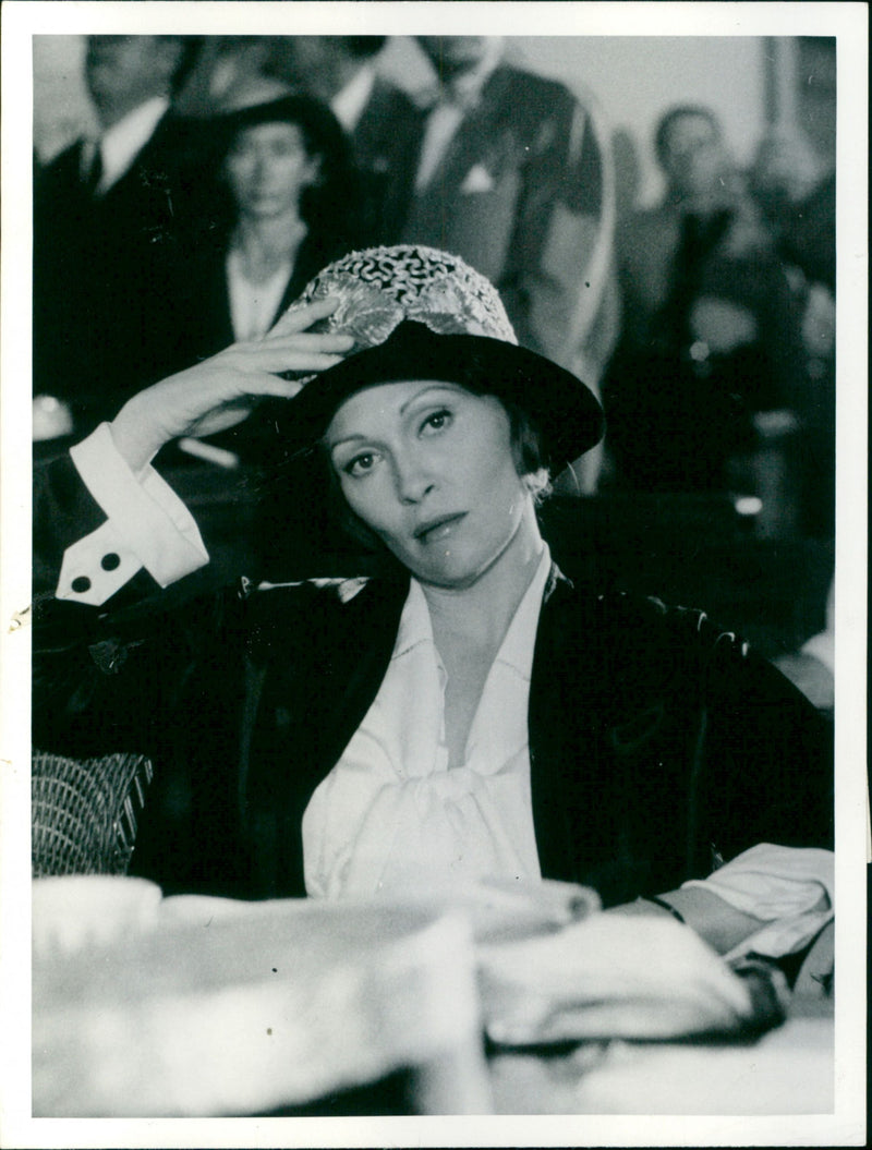 Faye Dunaway - Vintage Photograph