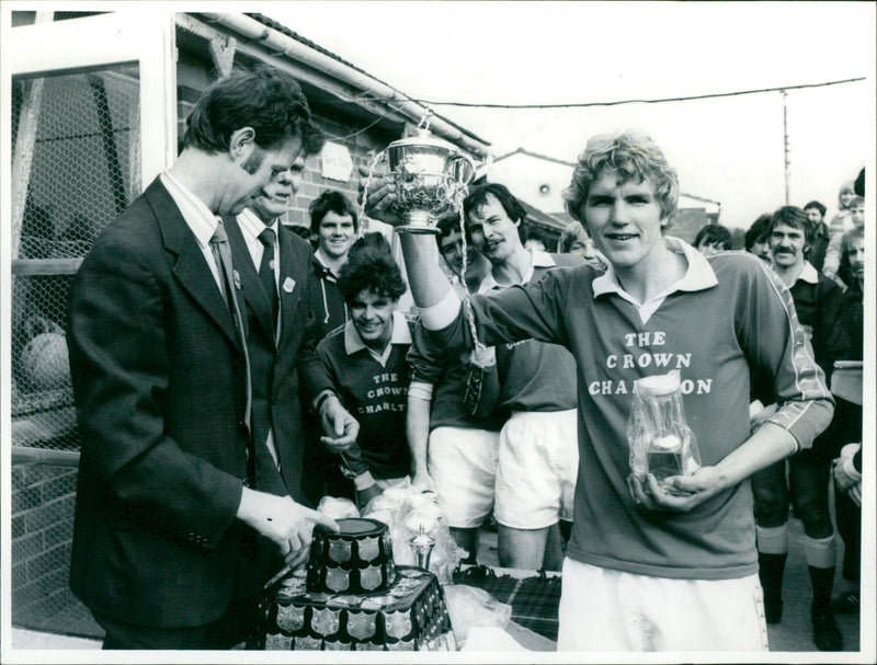 Charlt The Crown Cha receives a jersey from Duncan Cooler, captain of 92% Otmoor and treasurer of the Thames League. - Vintage Photograph