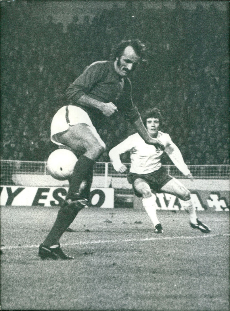 Welsh-born Peter Rodrigues in action. - Vintage Photograph