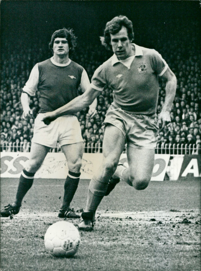 Joe Royle of Manchester City chases a loose ball watched by Arsenal's Pat Rice. - Vintage Photograph