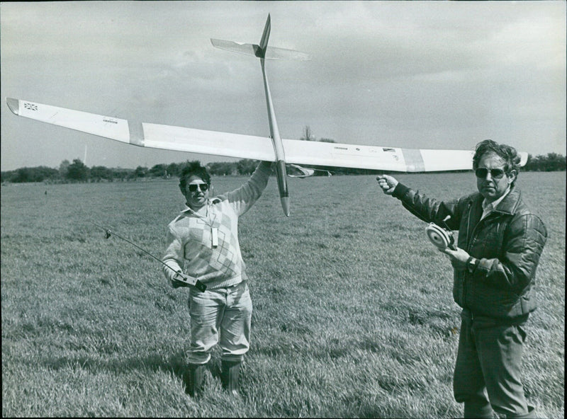Paul Lovegrove and John Ralph cast off in their glider at Wallingford, Oxfordshire. - Vintage Photograph
