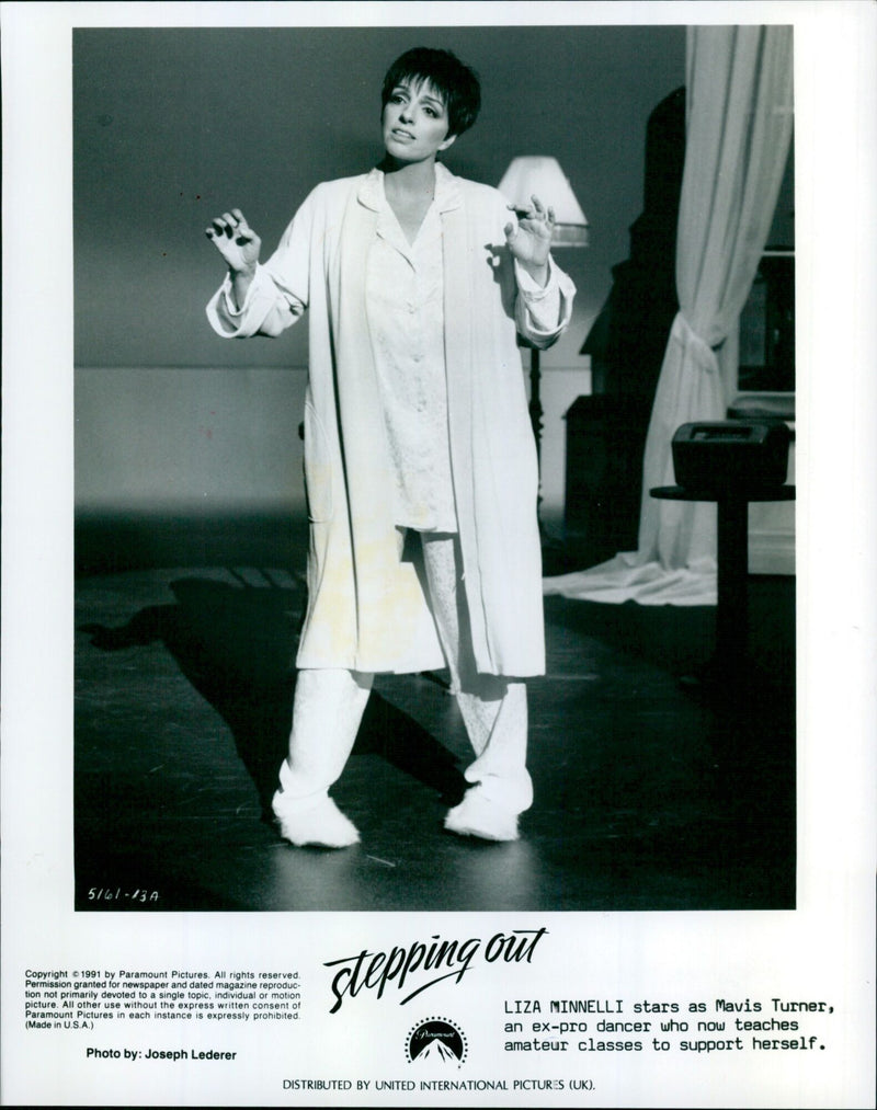 Actress Liza Minnelli steps out in a scene from the 1991 Paramount Pictures movie "Purumunt". - Vintage Photograph