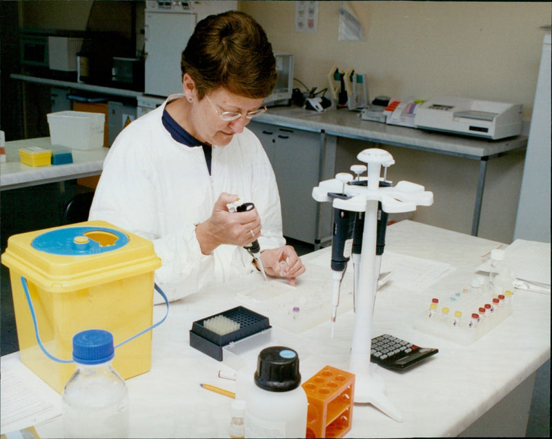 Mair Groom of Oxford Bio-Innovation works in the lab of the Cherwell Innovation Centre in Upper Heyford on May 22, 2001. - Vintage Photograph