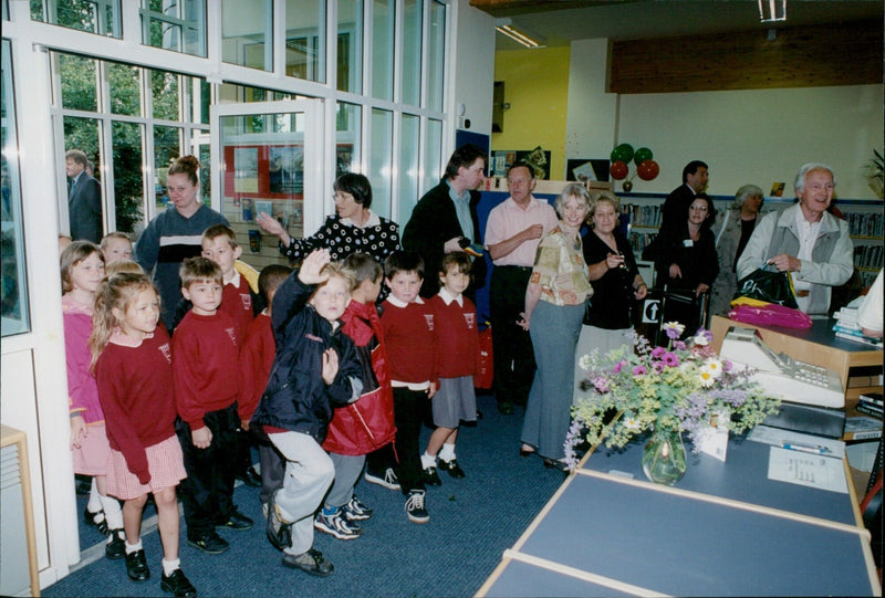 Crime writer Ann Granger visits the re-opened library in Bicester. - Vintage Photograph