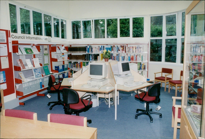 Crime writer Ann Granger re-opens a library in Bicester, England. - Vintage Photograph