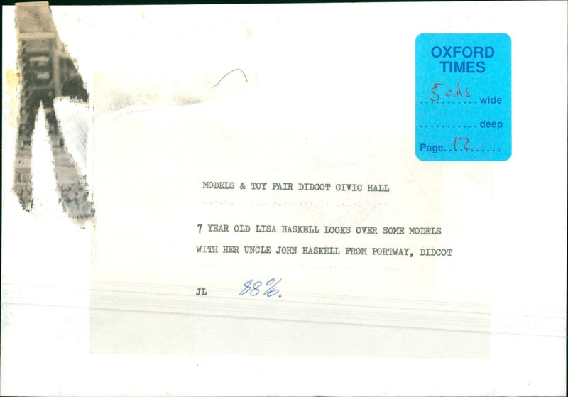 Seven-year-old Lisa Haskell looks over some models with her uncle, John Haskell, at Didcot Civic Hall. - Vintage Photograph