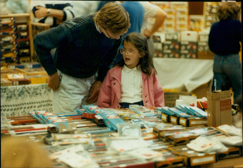 Seven-year-old Lisa Haskell looks over some models with her uncle, John Haskell, at Didcot Civic Hall. - Vintage Photograph