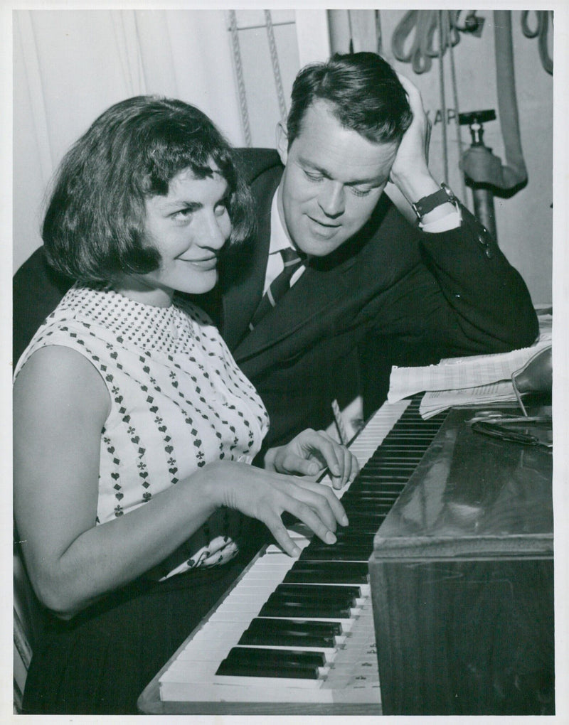 Svend Asmussen and Lizzie Arland rehearsing for their performance at Ideon in the summer of 1958. - Vintage Photograph