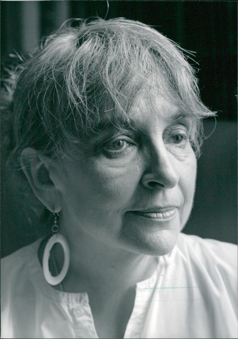 British author Alice Thomas Ellis poses for a photograph in London, UK, in 1986. - Vintage Photograph