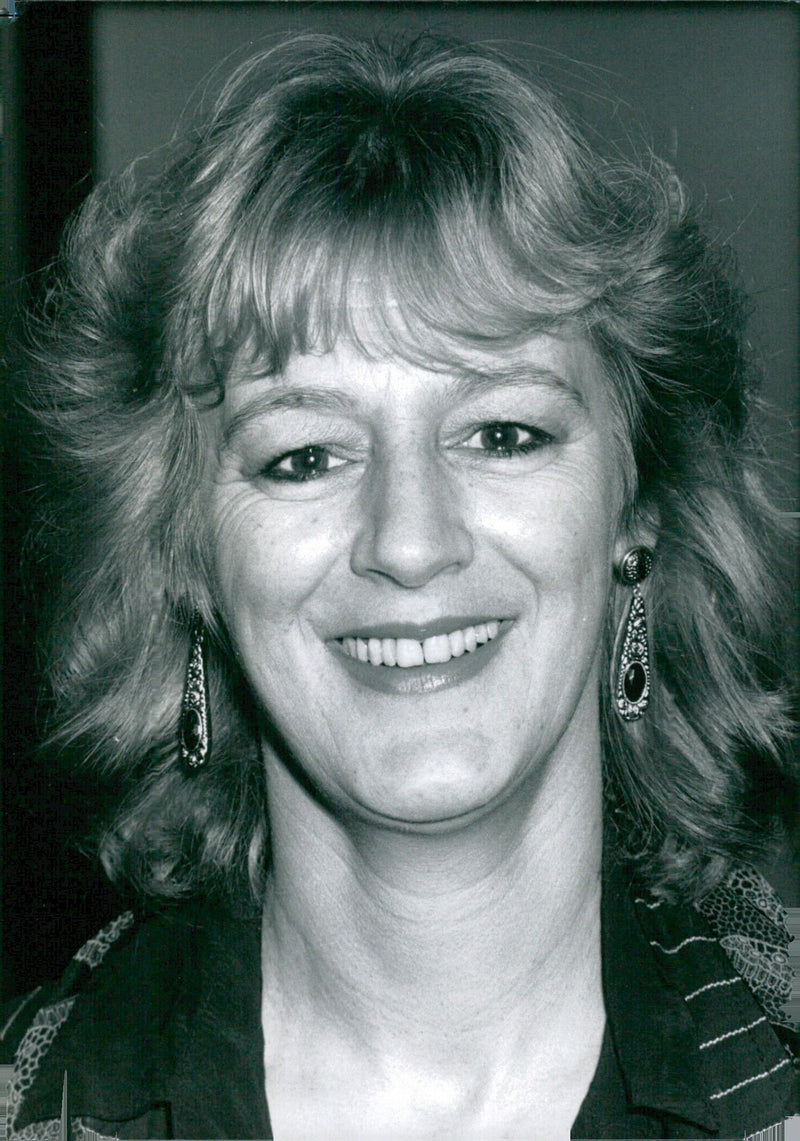 British actress Maggie Steed, one of the six-woman cast of Steel Magnolias, a West End comedy about a beauty parlour, performs at Shine On in London.  Photographed by Richard Open of Camera Press. - Vintage Photograph