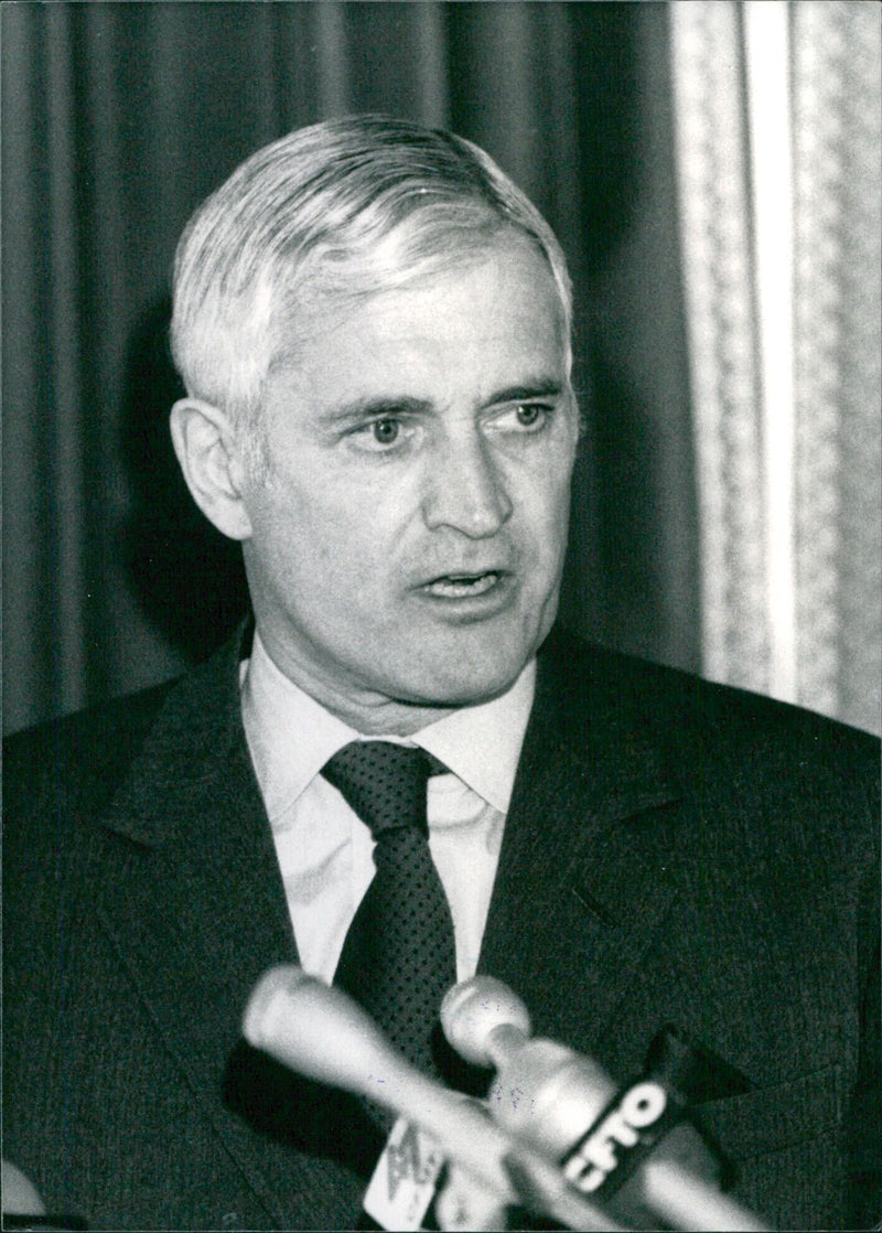 Canadian Politician John Napier Turner, Leader of the Opposition and Liberal Party, speaks to the press in 1985. - Vintage Photograph