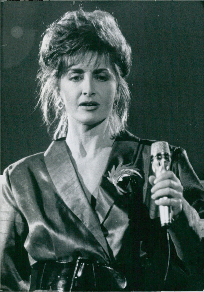 British pop singer Sally Oldfield, sister of Mike of Tubular Bells fame, poses for the press in London, 1989. - Vintage Photograph