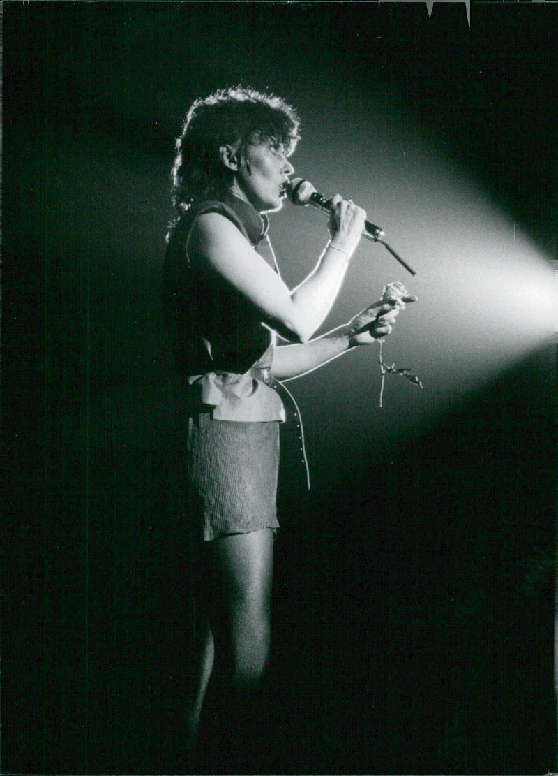 British rock singer-actress Hazel O'Conner poses for a portrait in 1981. - Vintage Photograph