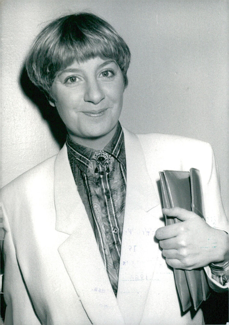 British comic actress Victoria Wood poses with her husband The Great Sorprendo in London, England, in 1986. - Vintage Photograph