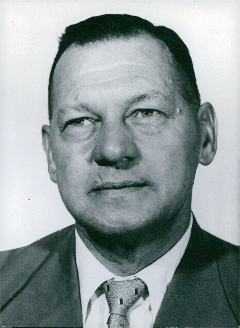 South African Politicians P.M.K. LE ROUX (Minister of Agricultural Technical Services and of Water Affairs) meet in London in April 1966. - Vintage Photograph