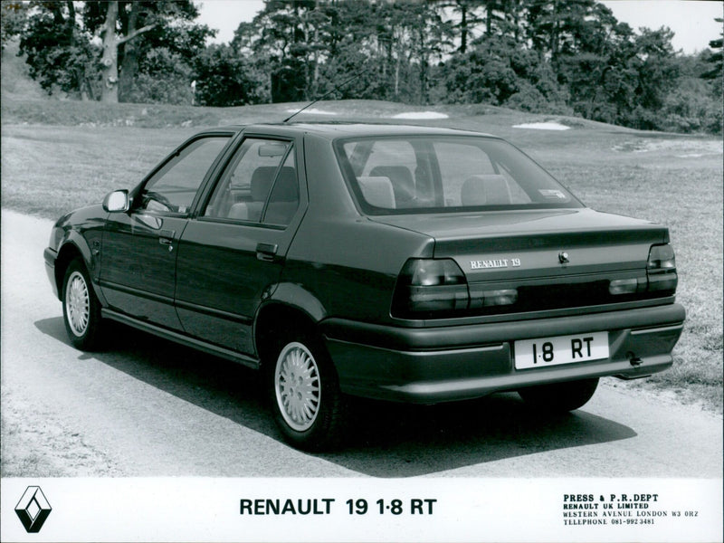 RENAULT 19 - Vintage Photograph