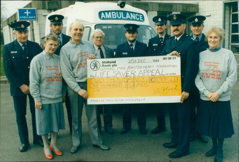 Station Officer Richard Quien receives a cheque for £2,100 from John Flood at Didcot Ambulance Station during the British Heart Foundation's PayLIFE Saver Appeal. - Vintage Photograph
