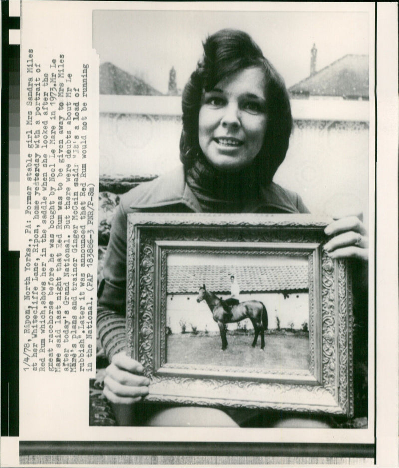 Former stable girl Mrs Sandra Miles with a portrait of Red Rum at her home in Ripon, North Yorkshire. - Vintage Photograph
