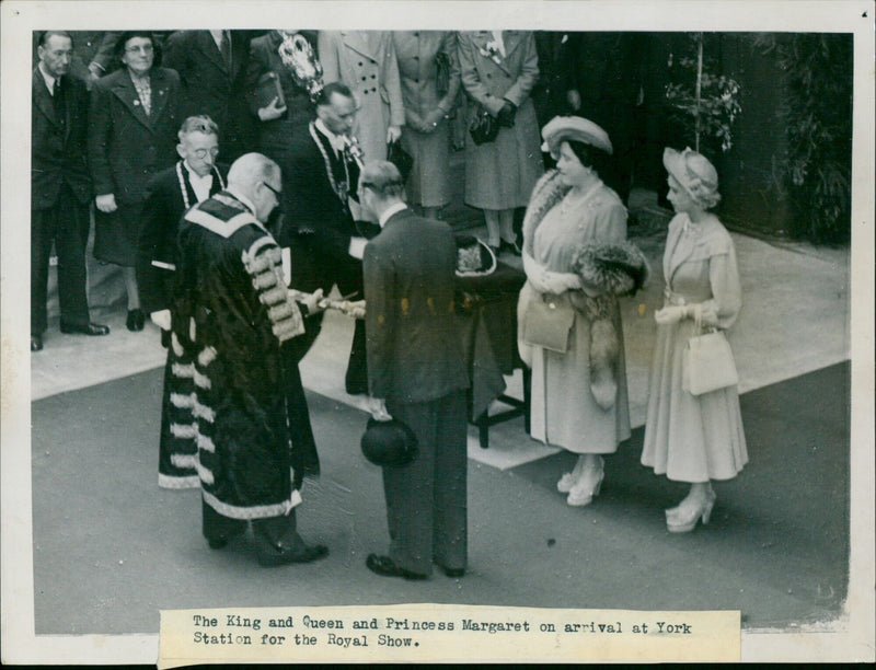 The Lord Mayor of York, Ald. W. Dobbie, surrenders the Sword of State to the King on the occasion of their visit to the Royal Show at York Station on 1st January 2020. - Vintage Photograph