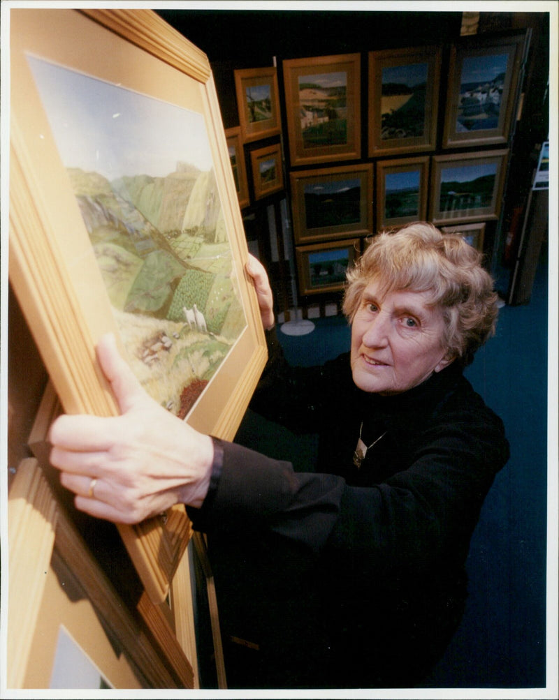 Local artist Mrs Pam Hardy launching her new exhibition "Colour in the Landscape" at the Vale & Downland Museum in Wantage. - Vintage Photograph