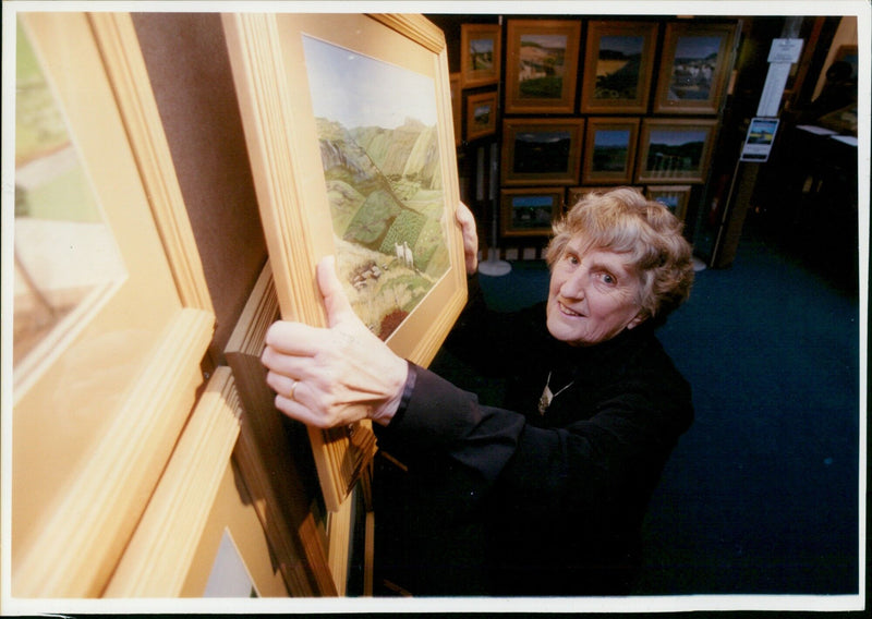 Mrs Pam Hardy launching her new exhibition "Colour In The Landscape" at the Vale & Downland Museum in Wantage. - Vintage Photograph