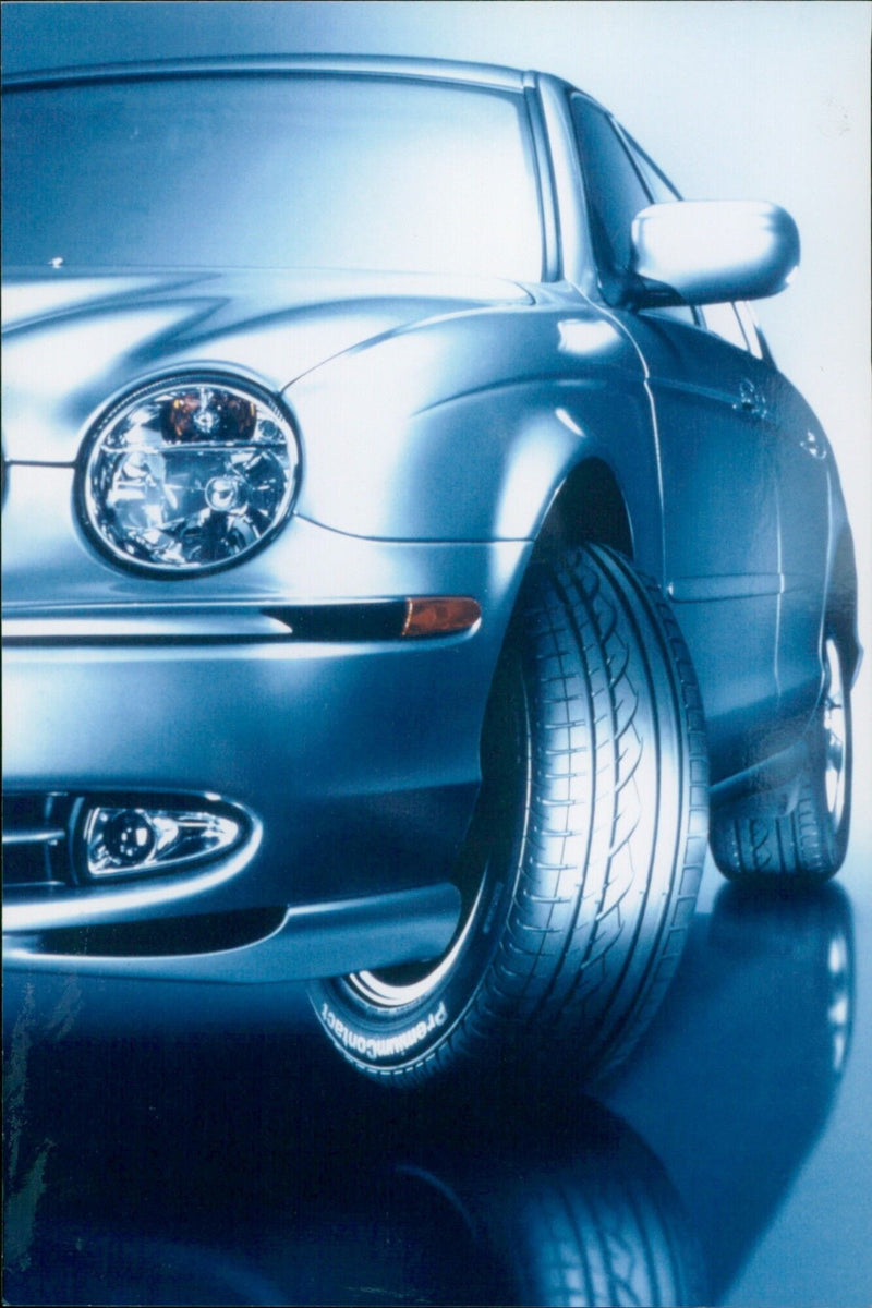 Continental Tyre Group launches the ContiPremiumContact tyre, which imitates an example from nature. - Vintage Photograph