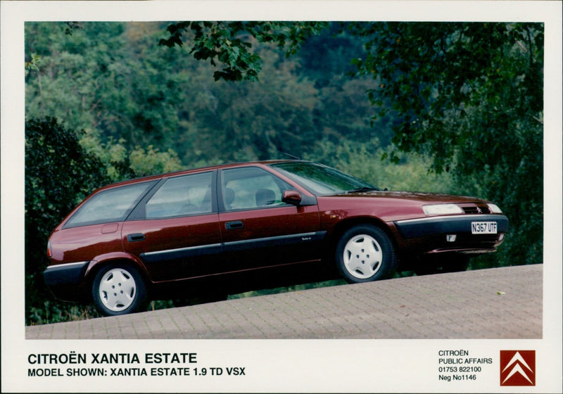 A Citroën Xantia Estate 1.9 TD VSX on display. - Vintage Photograph