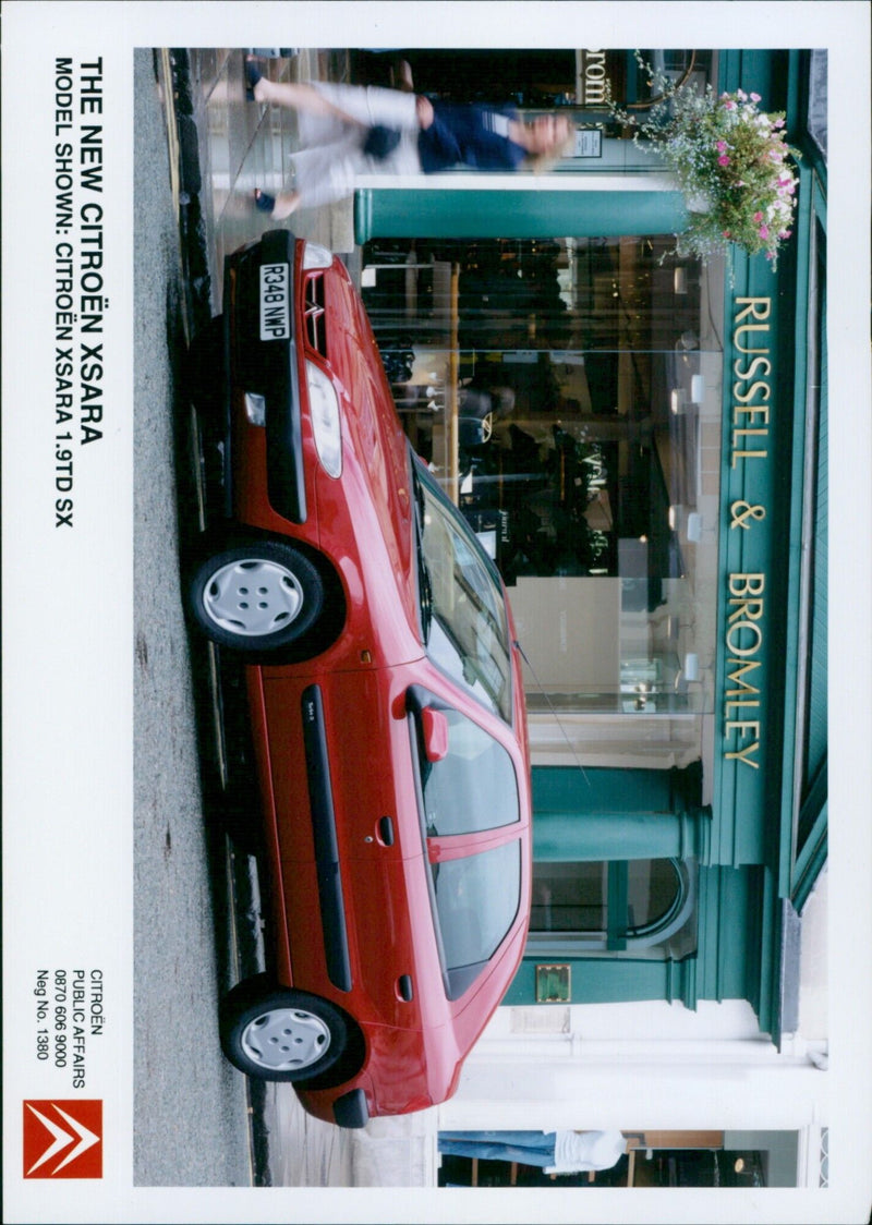 The new Citroën Xsara model is unveiled. - Vintage Photograph