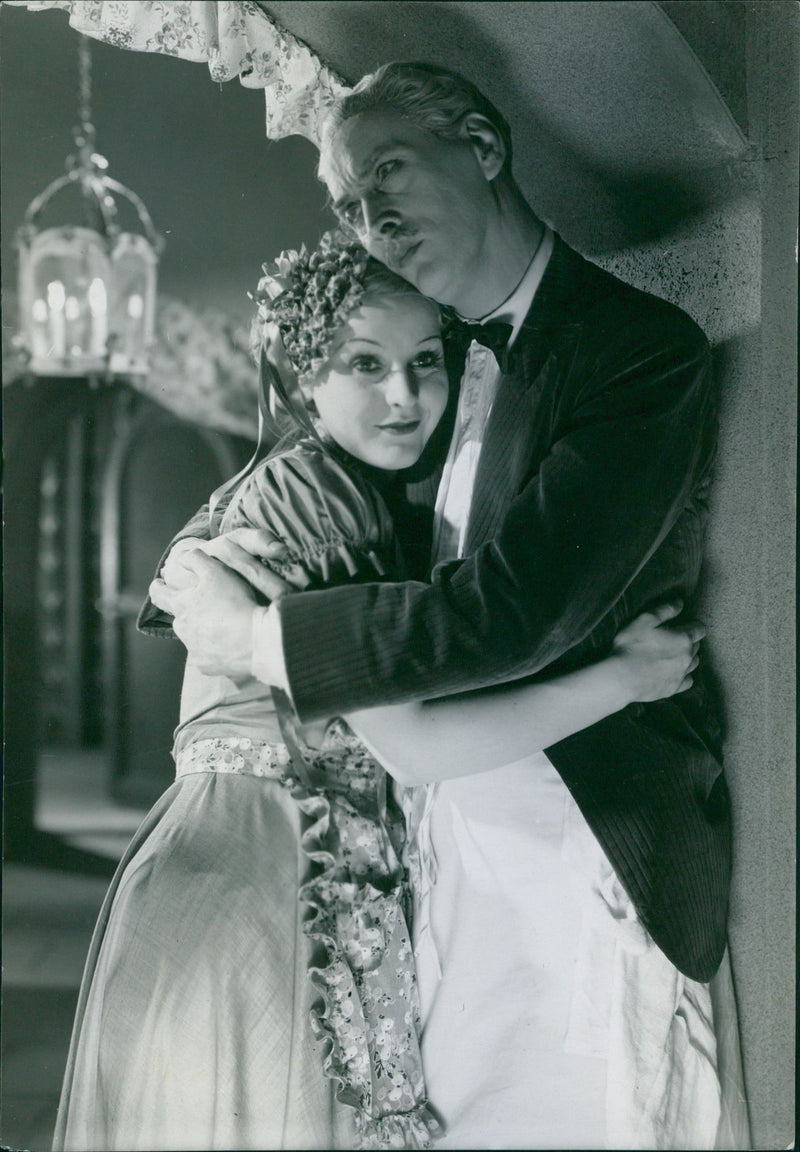 A scene in the film KÃ¤ra slÃ¤kten (Dear family) with Tutta Rolf and Gosta Ekman hugging each other, 1933. - Vintage Photograph