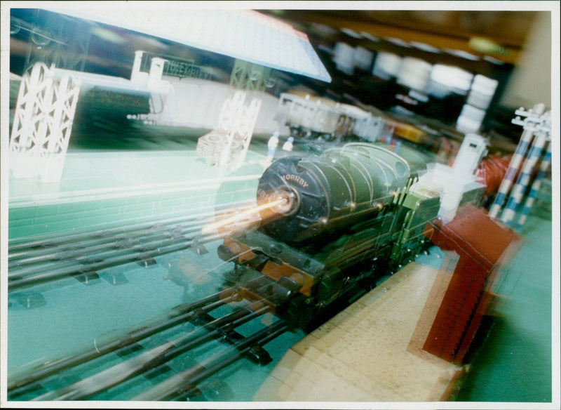 Eric Newsom from Fareham Model Railway Club showcases a Hayling Billy Fellows Peak set at Kidlington Scout Rail 2002. - Vintage Photograph