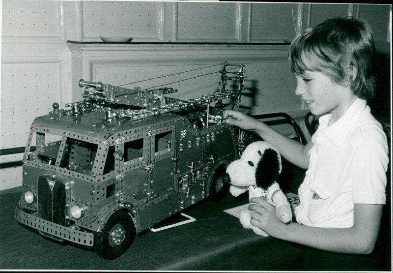 Young Christopher Webster admires a Merryweather engine model at the Mecano exhibition in Henley Town Hall. - Vintage Photograph
