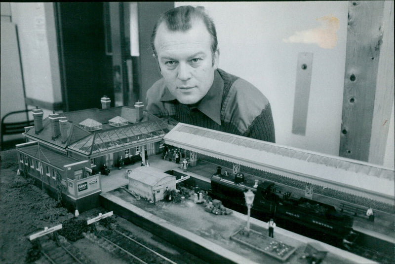 A model depicting Abingdon's old railway station on display at a model railway exhibition. - Vintage Photograph