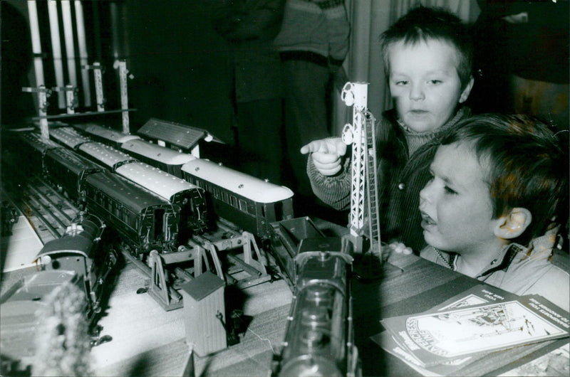 Four-year-old Hach Sse Monet Vaa Selec of Wantage points out model trains to his two-year-old brother Paul at the Kidlington Model Railway Exhibition. - Vintage Photograph
