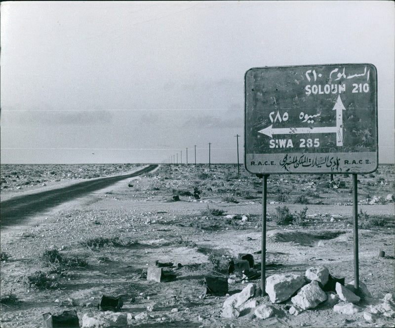 On the road in the Egyptian desert, drivers race 100 km in the R.A.C.E. Siwa 285 for the Soloum 210 and the Suh 285 car clubs. The journey takes 300 km from Mersa Matruh to Siwa and is only possible by jeep. - Vintage Photograph