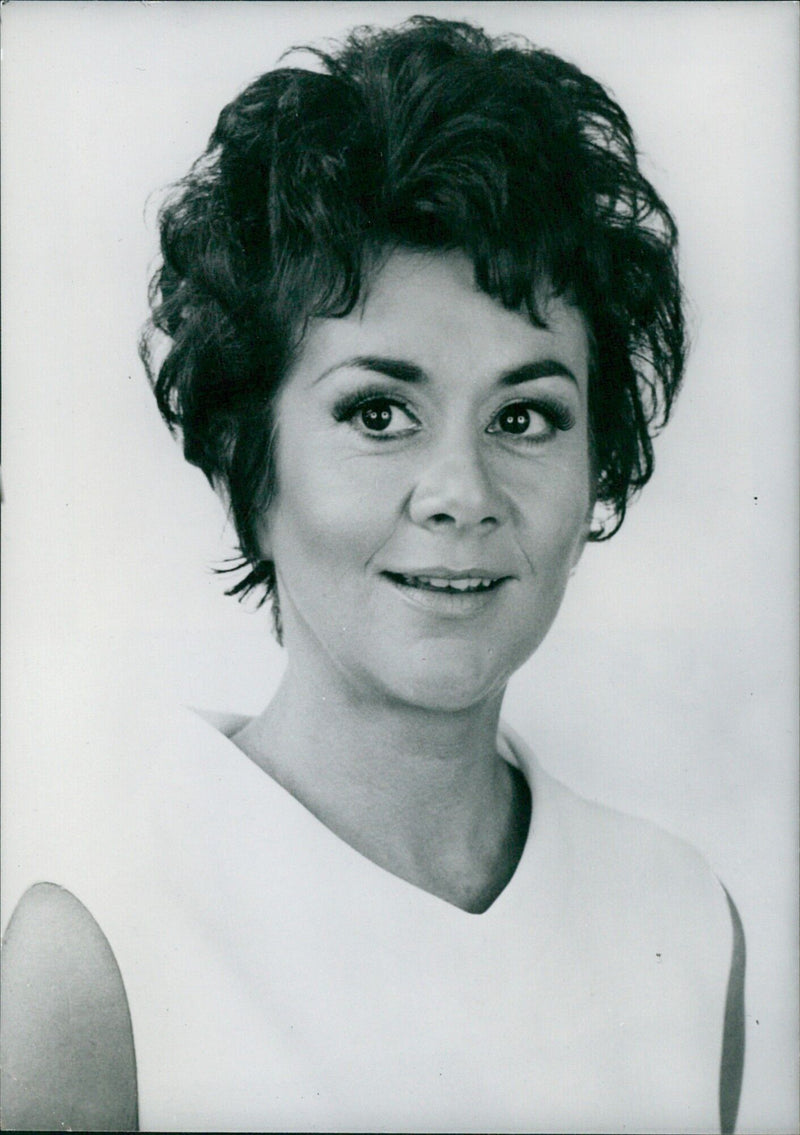 British actress Joan Plowright poses for a portrait study on July 25th, 1982. - Vintage Photograph