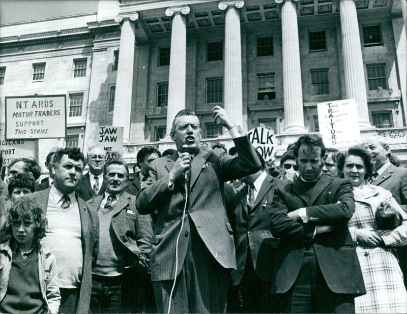 Rev. Ian Paisley rouses striking Ulstermen outside Stormont Cestis in May 1974 as part of the crippling strike that brought down the power sharing Executive. - Vintage Photograph