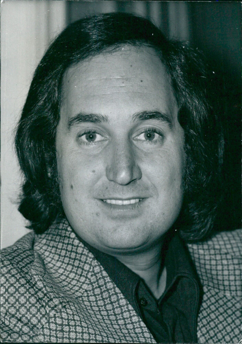 U.S. pop singer Neil Sedaka performs his latest hit single "Superbird" in 1972. - Vintage Photograph