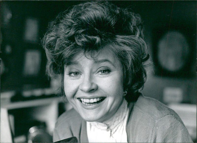 British actress Prunella Scales poses for a portrait in 1989. - Vintage Photograph