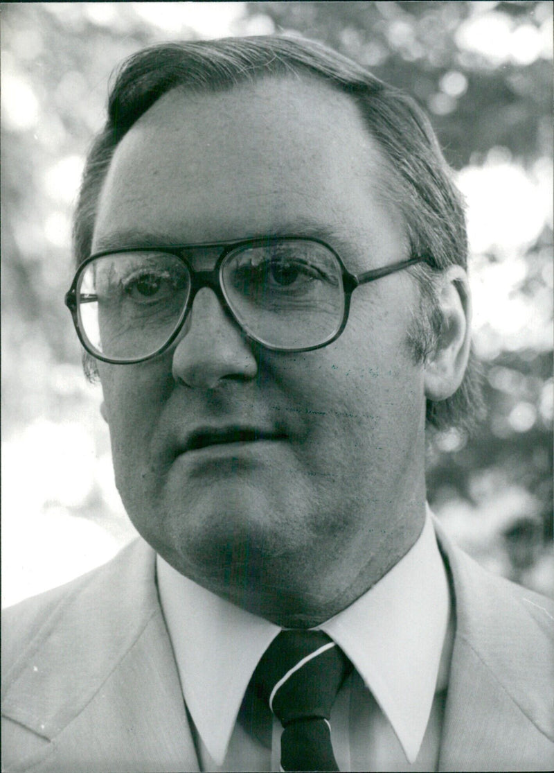 Governor James R. Thompson of Illinois speaks to the public during a campaign event in 1980. - Vintage Photograph