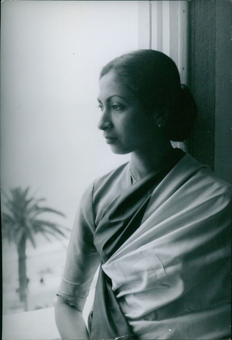 Sonali Das Gupta poses with her painting at her studio in Paris, France. - Vintage Photograph