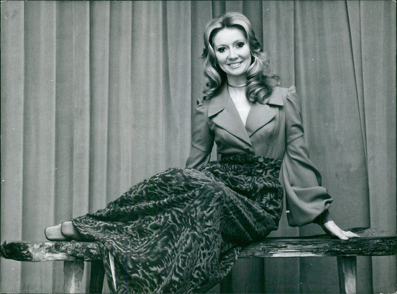 Singer Clodagh Rodgers poses for a photograph on January 21, 1971 in Amsterdam, Netherlands. - Vintage Photograph