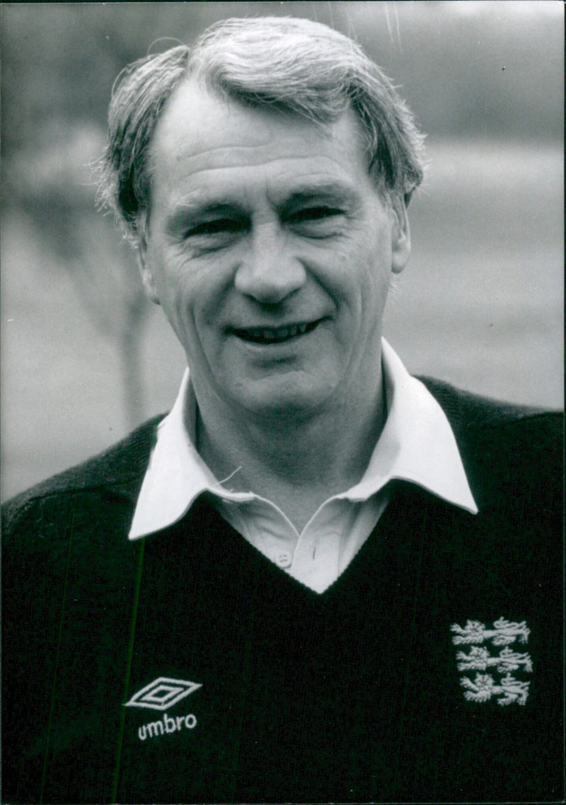 Bobby Robson, manager of the England football team since 1982, speaks to the press in 1989. - Vintage Photograph